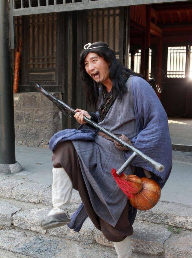 吸收了仙气而变成了一根铁制的拐杖,"铁拐李"这个称号就保留了下来