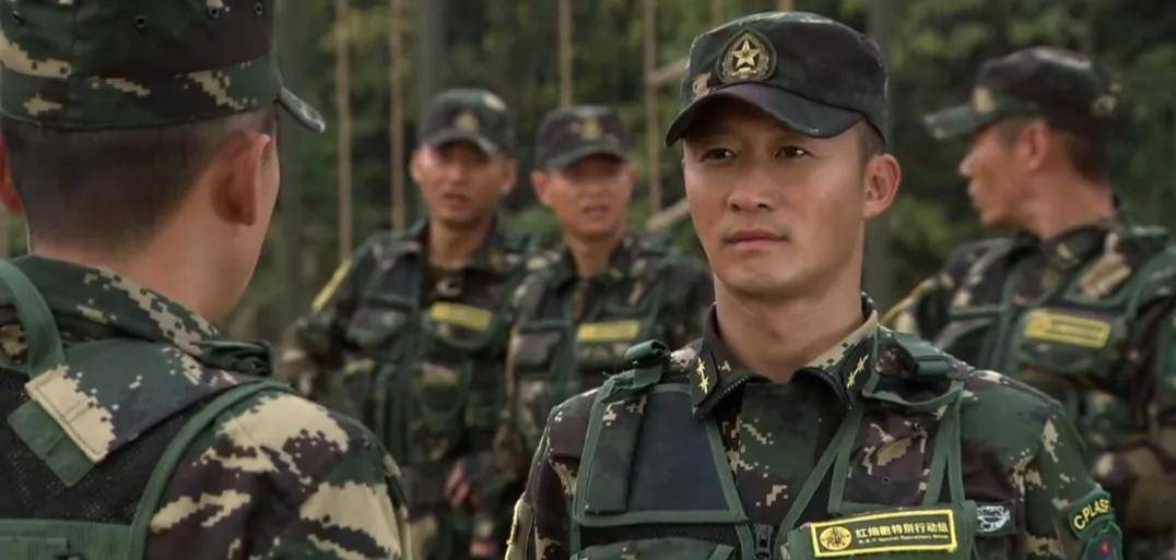 中尉何晨光当兵两年,为何能当上副连职军官_特种部队_新兵营_军衔