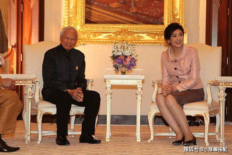 被泰国前总理英拉惊艳,穿衣简约得体,发不乱披,56岁也优雅气质_女性