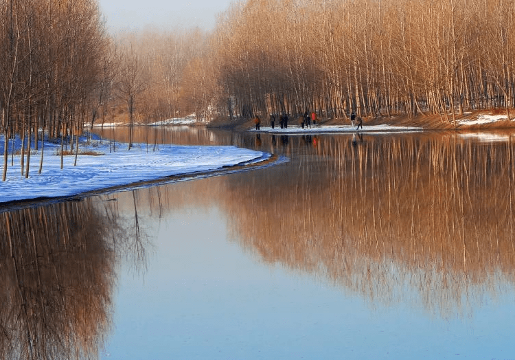 主要运输方式,客货来往多通过船只,船运因而发达,王锡彤言"卫辉至京