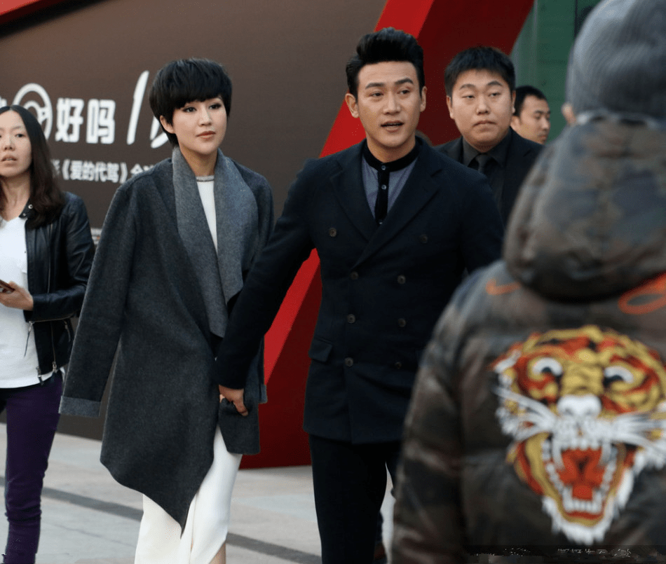 在街头拍到陆毅夫妻,一个打扮时髦脸沧桑如大妈,一个发福的大叔_鲍蕾