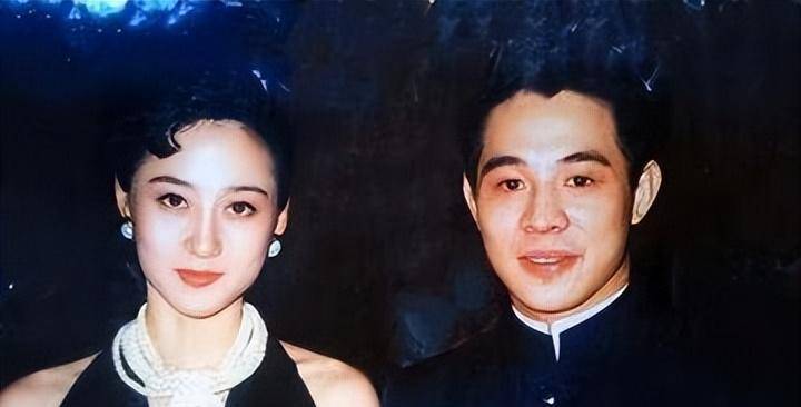 李连杰晒妻子近照,现任妻子利智衰老像奶奶,前任黄秋燕依旧美艳_生活