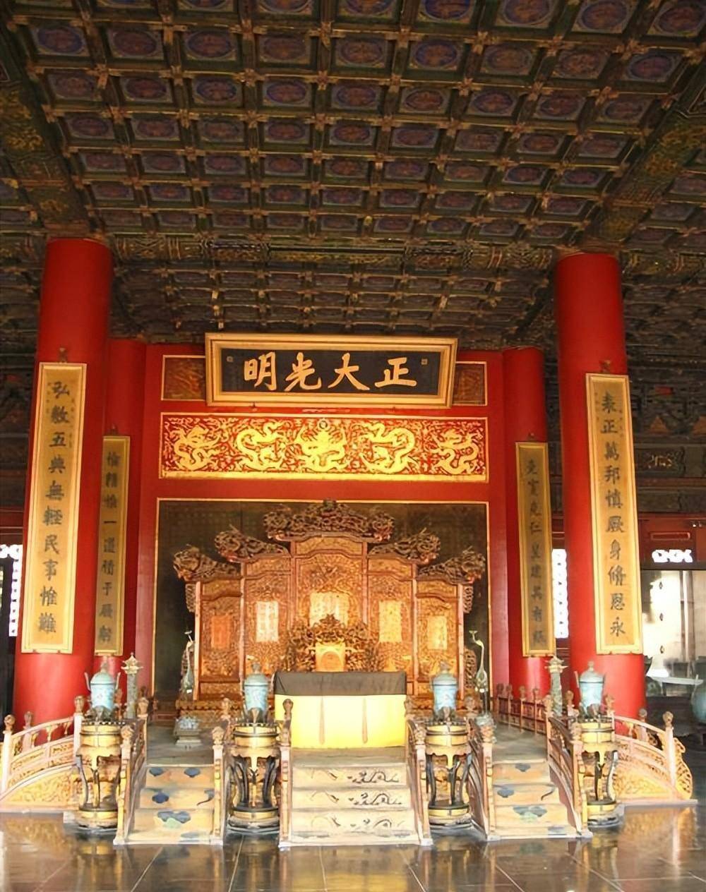 只要皇帝一驾崩,就可去乾清宫的正大光明匾额后面的鐍匣,取出里面早已