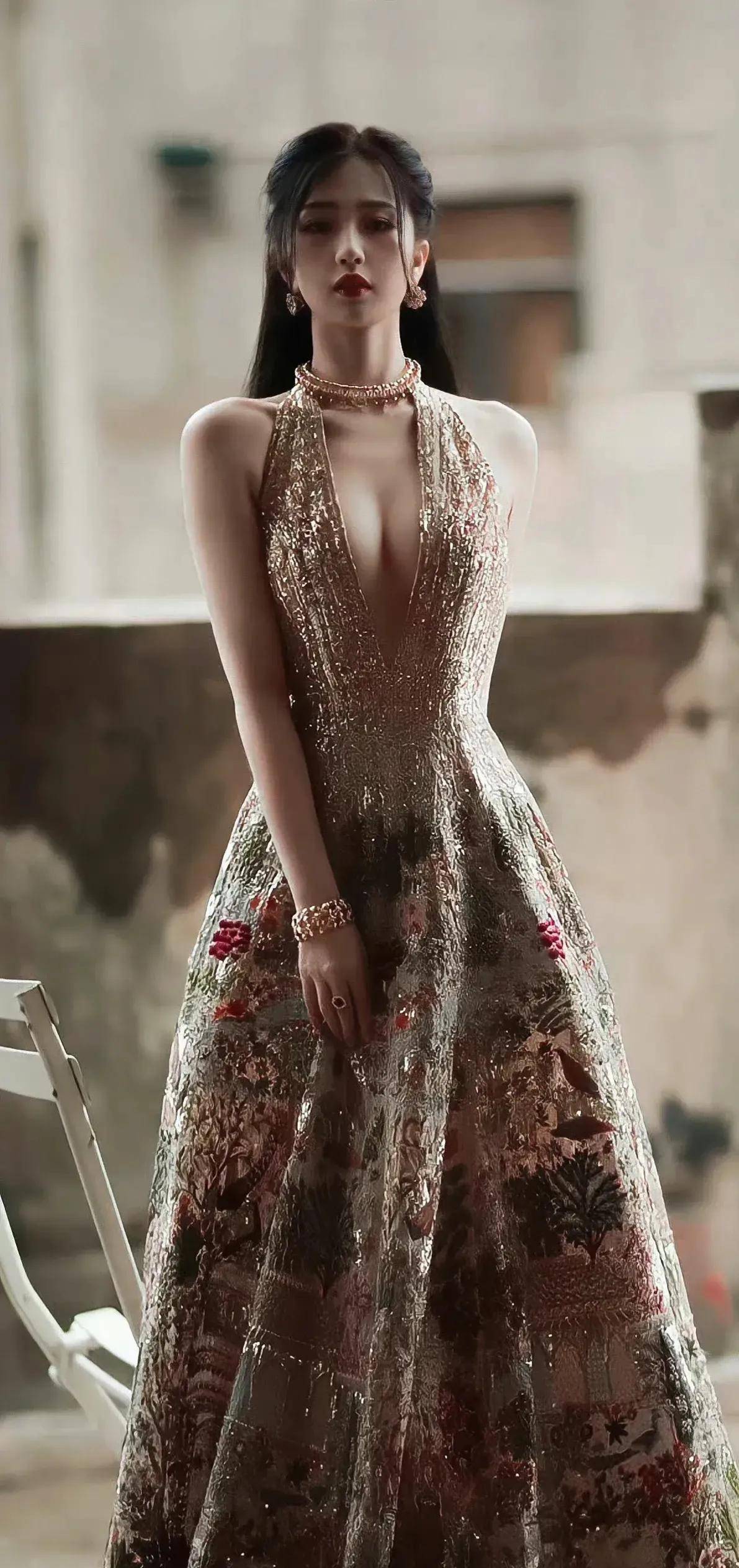 虞书欣身穿金色深v连衣裙,时尚又优雅,惊艳时尚圈并热议_人们_衣服_的