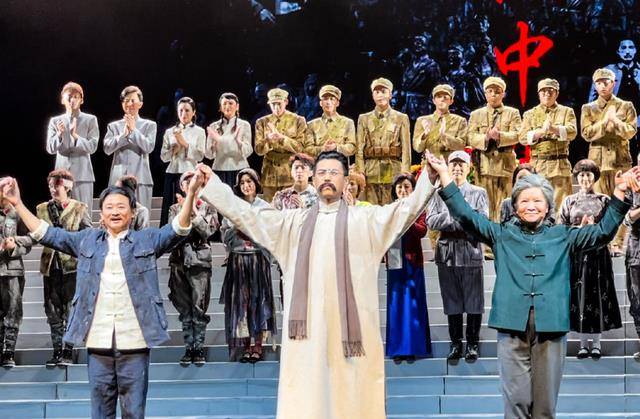 如大伙儿所知,郭麒麟主演的舞台剧《牛天赐》,阎鹤祥主演的《福寿全》