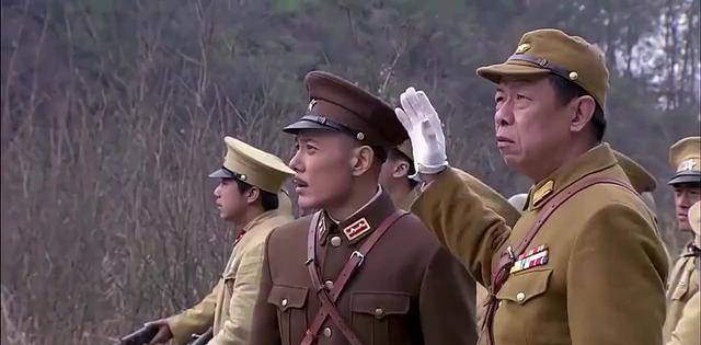 抗戰時的一次孤身犯險,一民兵在敵軍眼皮子底下,取回烈士的頭顱_倪育