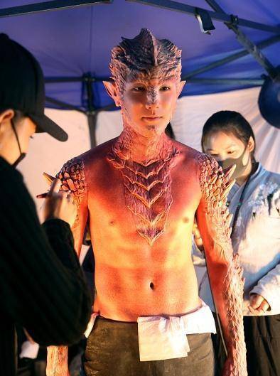 而全身照中的郑业成露出的6块腹肌,也向观众展示了郑业成的好身材.