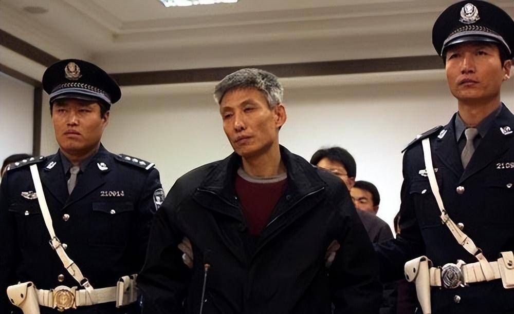 2003年刘涌被判死刑后,被押到殡仪馆,抬进执行车行刑时他很镇定