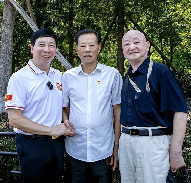 刘瀚锴 毛雨时 刘建平等人在韶山向伟人铜像敬献花篮_先生_领导_中国