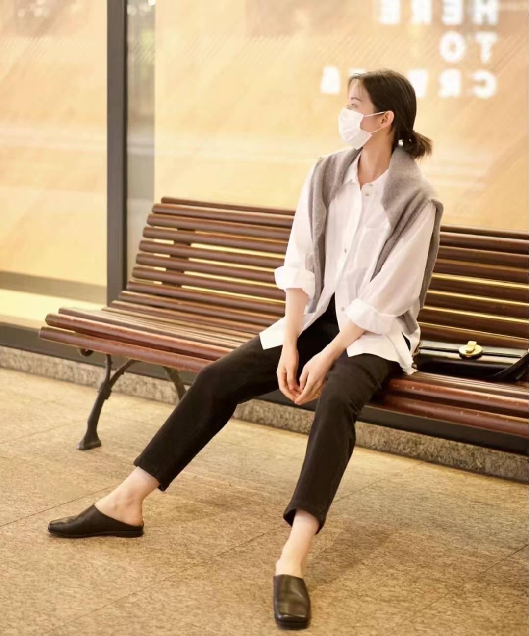 黑裤子搭配白衬衣,优雅气质穿出高级感!