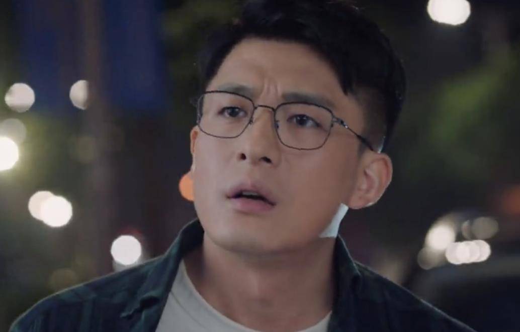 在剧中袁弘扮演男主方程的好兄弟兼好上司,一出场西装革履的帅气模样