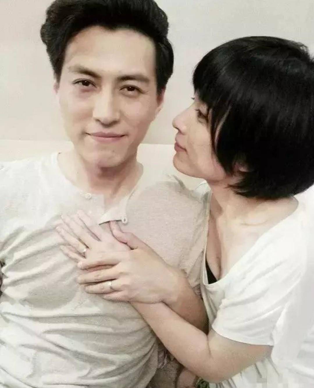 靳东深夜参加酒局,与好友喝酒唱歌心情好,结束送女士回家好绅士_朋友