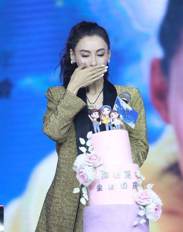 39岁张柏芝提前举行生日会,数百铁杆粉丝陪她流泪,一个细节感人_孩子
