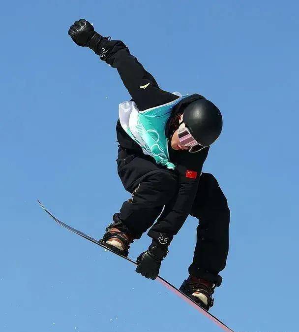 结语苏翊鸣作为一名杰出的运动员和优秀的学生,他的成功不仅是个人的