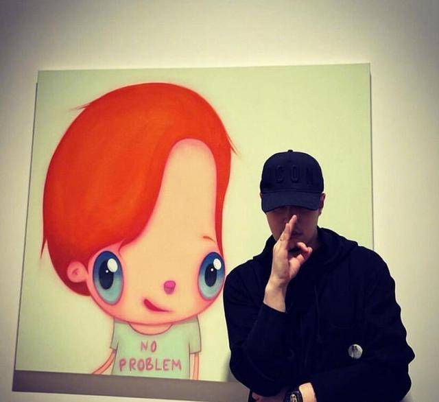 还专门作出照片中小女孩儿艺术照的同款"ok手势",又酷又帅,非常有画面