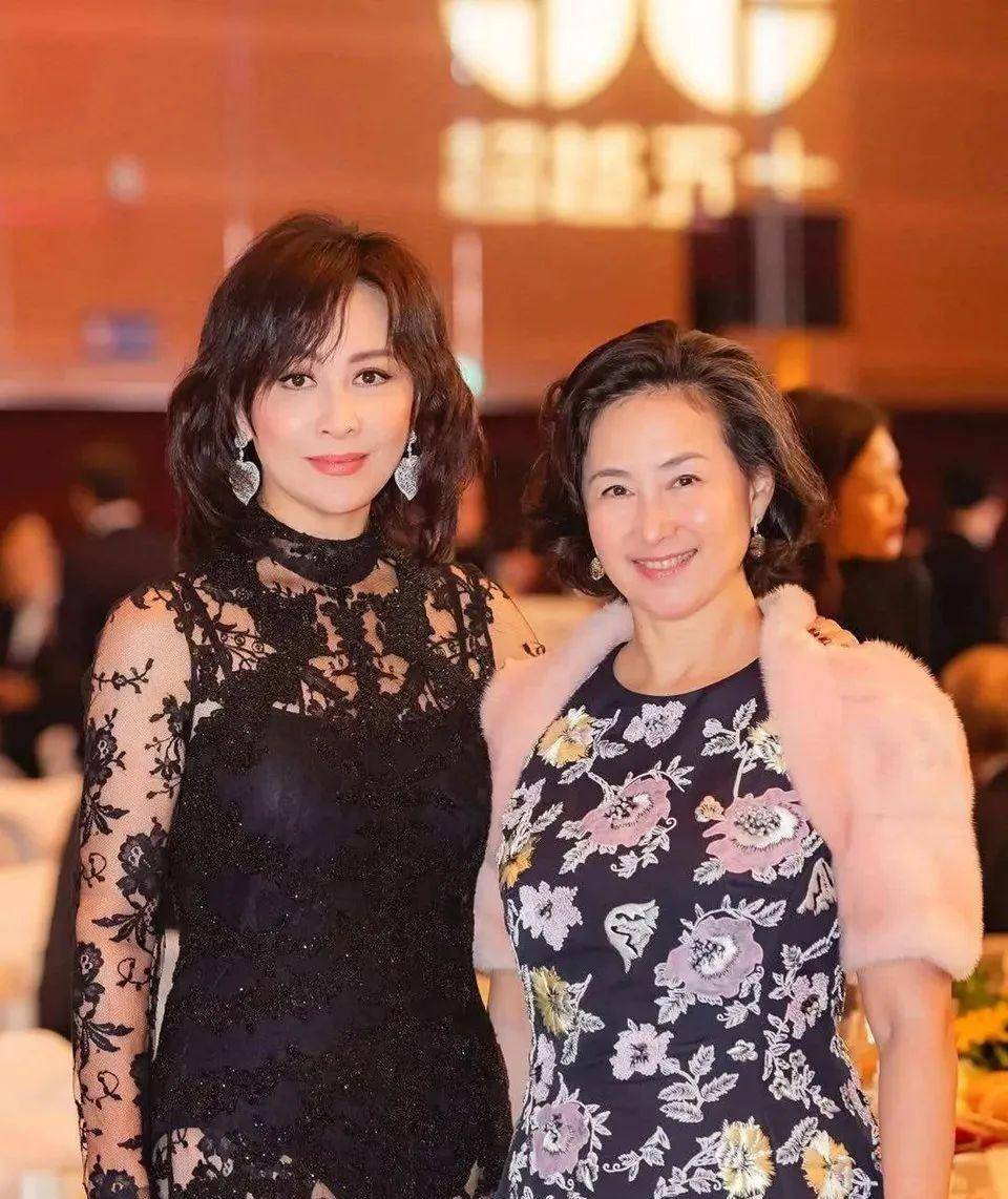 60岁何超琼同框58岁刘嘉玲,输年龄赢气场,豪门气质明星不能比的_效果