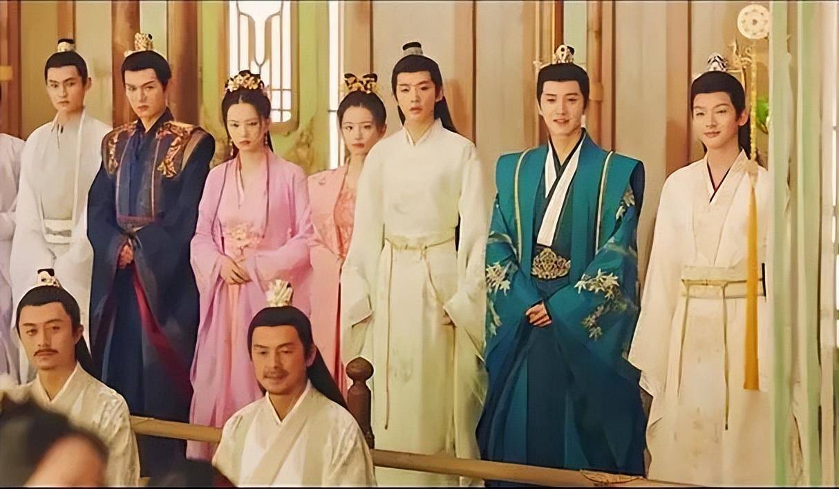 白发妆造须谨慎,做对了是翩翩公子,做错了就是"古装丑男"_相柳_王鹤