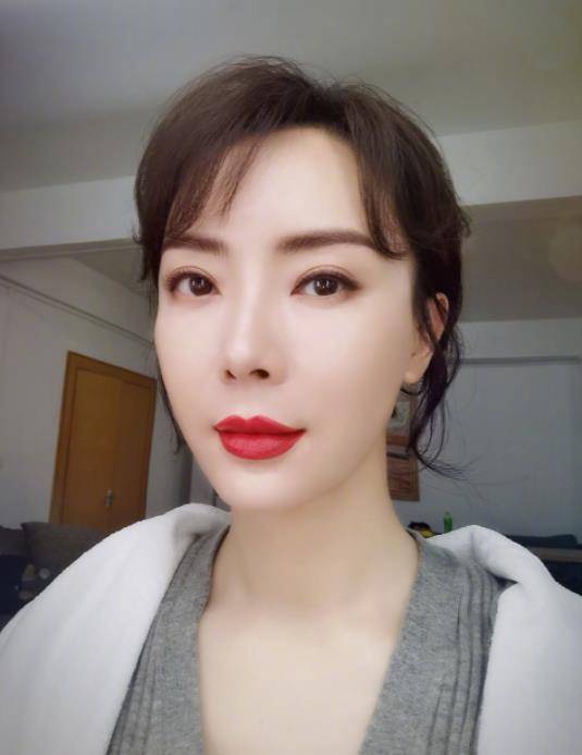 但化完妆后的陈数反而比素颜显老气了很多,不知道是不是因为自拍角度