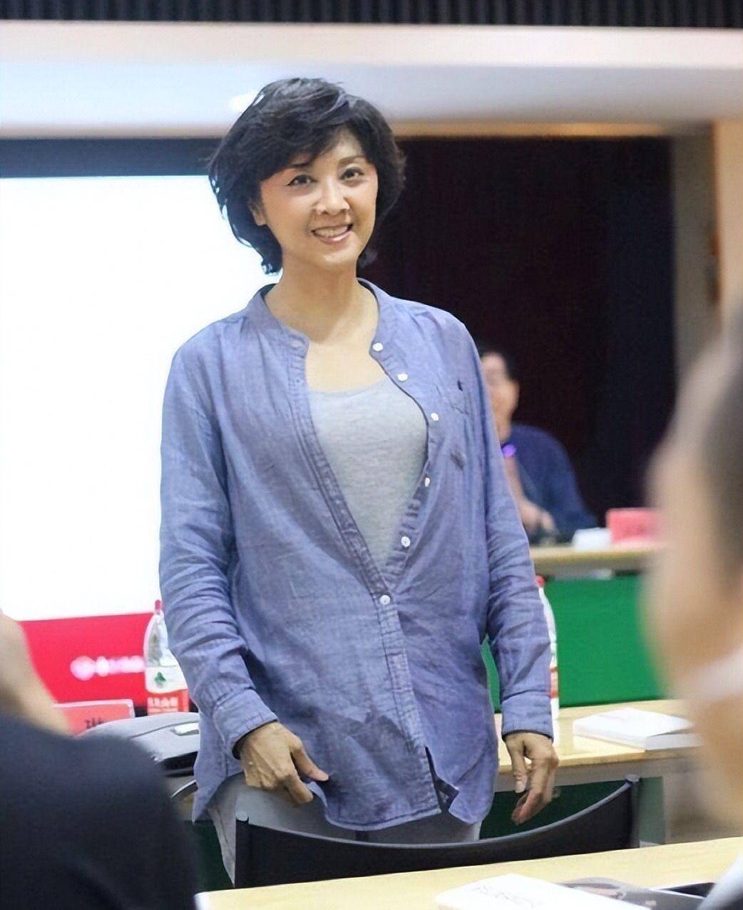 71岁朱琳告诉我们:老了穿衣素雅,妆容得体,不扮嫩气质也高级_化妆