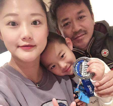 47岁王学兵跑全马,晒小15岁第三任娇妻,小儿子乖巧像妈妈_张璇_妻子