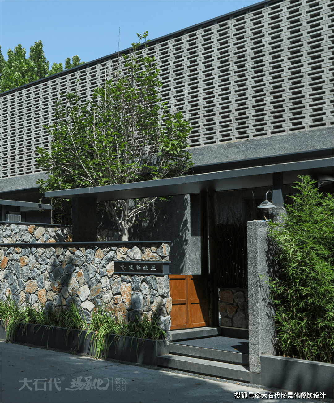 [丹江渔村·小院]坐落在北京四环外的生态园区,设计从自然,清雅角度