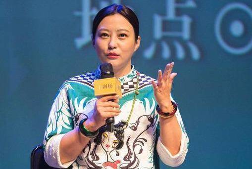 41岁郝蕾发福后撞脸李湘,穿真丝印花裙真富贵,胖到140斤不敢认_身材