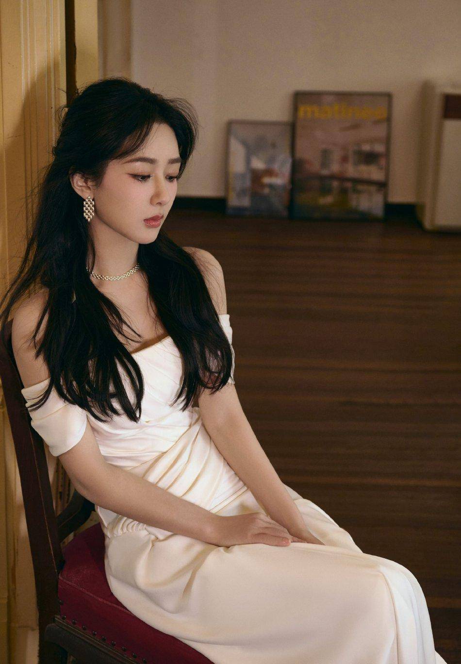 杨紫身着高开叉一字肩裙,尽显迷人身材和优雅气质_风格_魅力_时尚