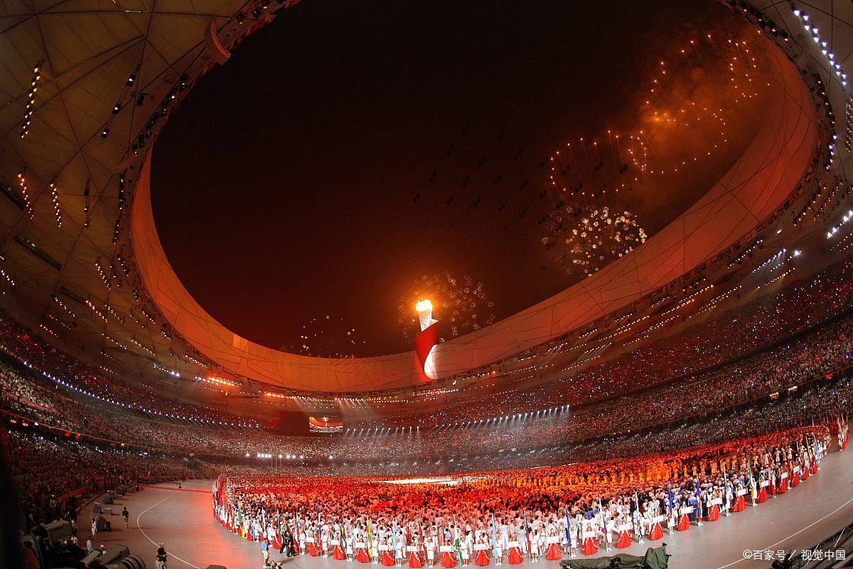 一场高科技与传统文化的完美结合北京奥运会开幕式由著名导演张艺谋