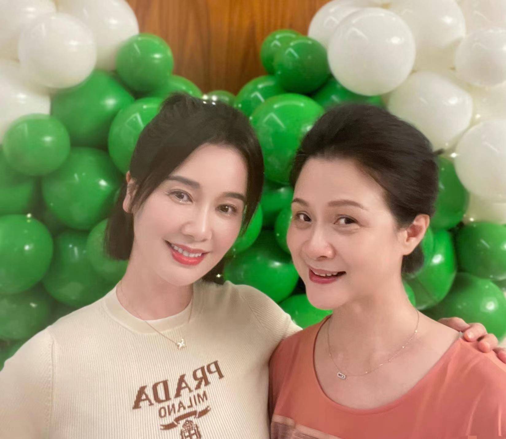 左小青晒46岁生日照,紧身针织衫藏不住好身材,整容后完全认不出_感觉