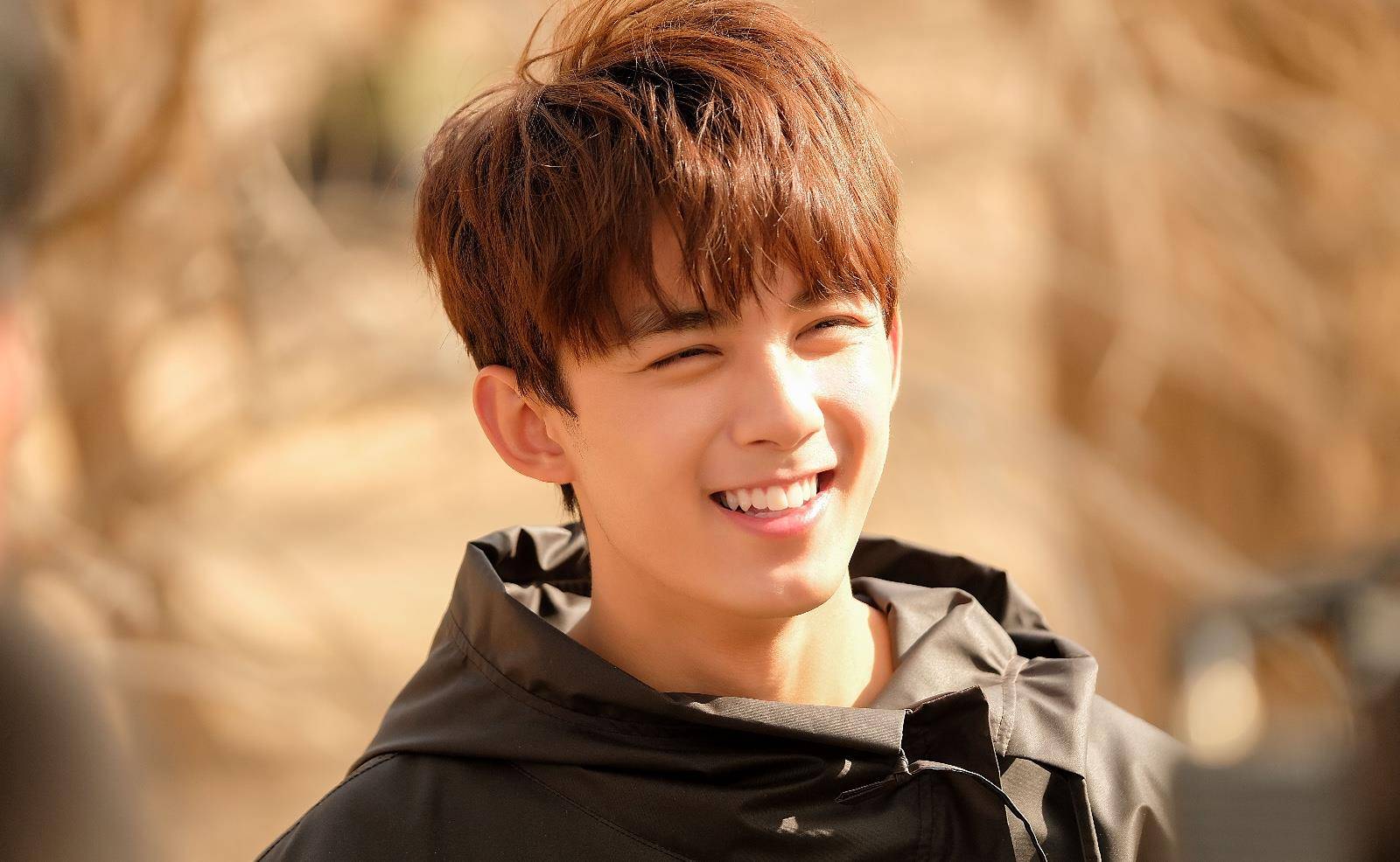 21岁演员吴磊座驾罕曝光,驾驶500万豪车给朋友当司机_低调_家具城_穿