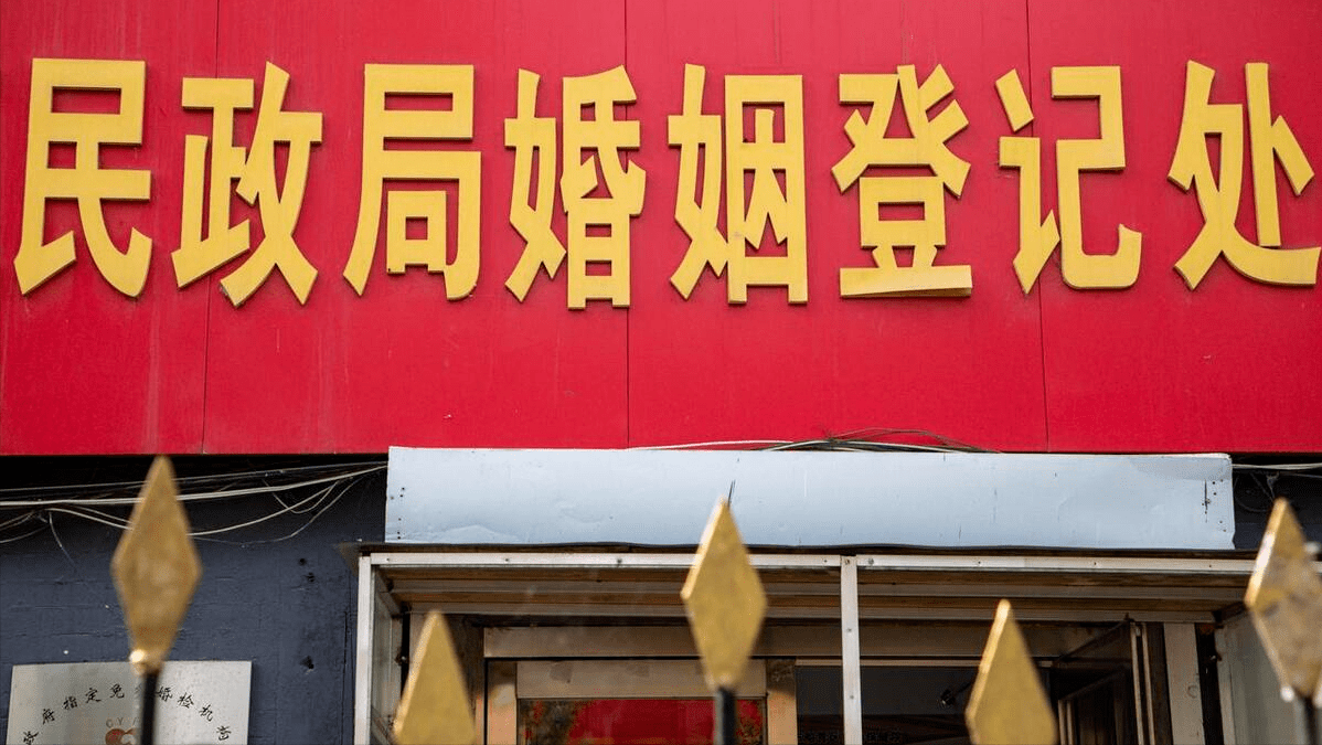 刚离婚,前夫给我一张余额不到一百银行卡,七年后我看到余额泪奔