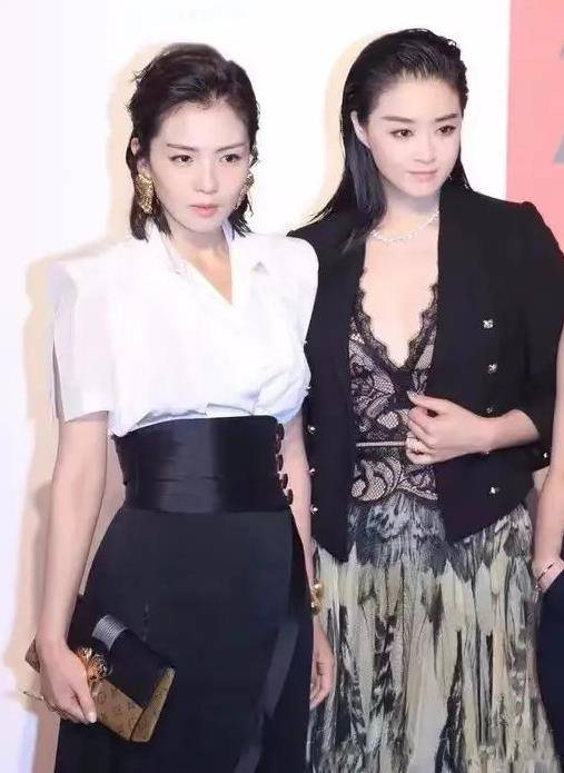 刘涛蒋欣同框对比,44岁刘涛显老,40岁蒋欣身材丰满,女人味爆棚_黑色