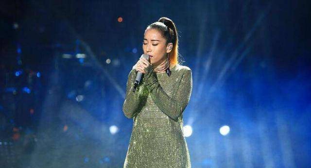 吉克隽逸现身音乐节,粉色跑车黑靴太拉风!