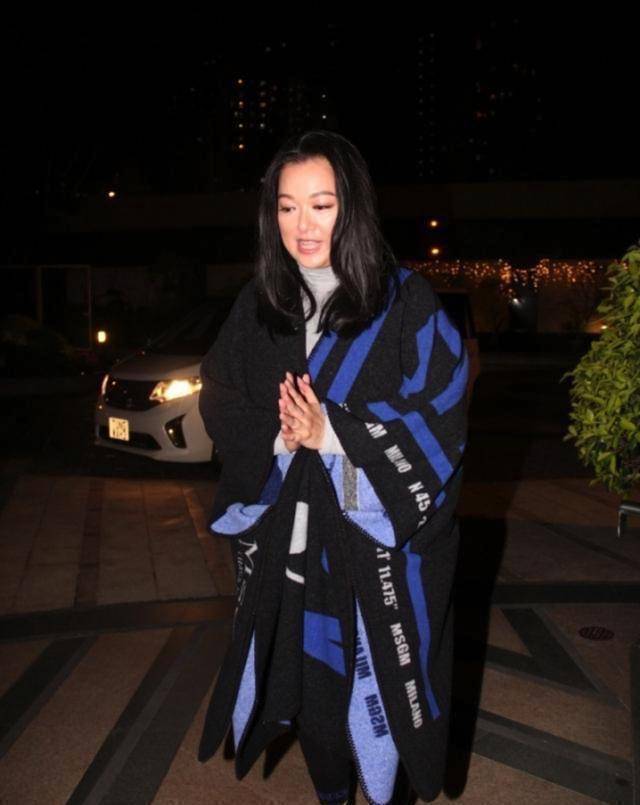 而在近期,李珊珊又受到刘銮雄妻子甘比的鼓励与影响,再次迈出了接触