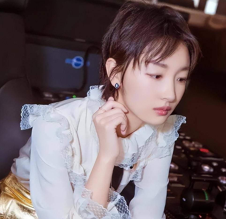 三金影后周冬雨,你可以不相信她的穿搭品味,但要相信资本的审美_挑战