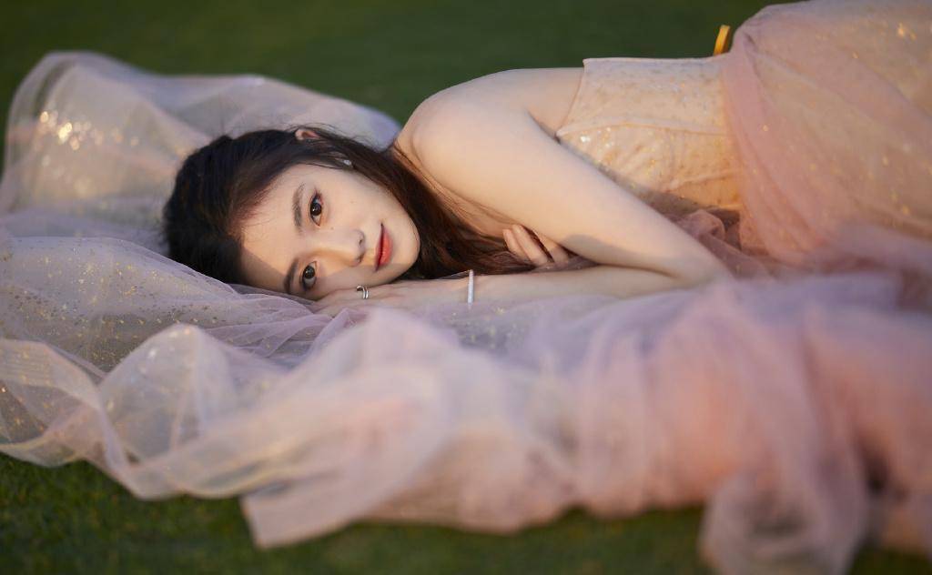 刘浩存:凭《送你一朵小红花》成功出圈,不愧是北舞校花也太仙了_气质