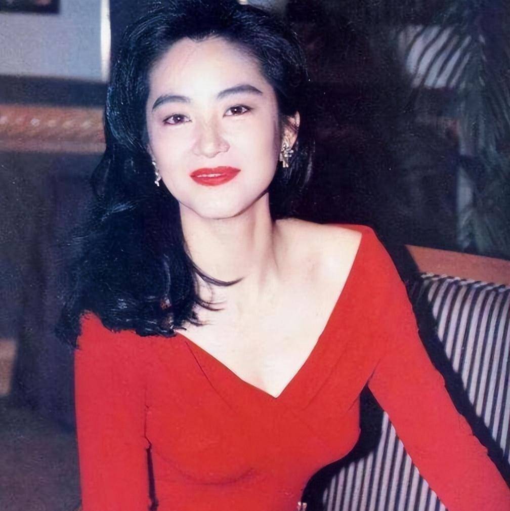 林青霞与红色蛋糕合照,非常喜庆_时尚_美女_仪态