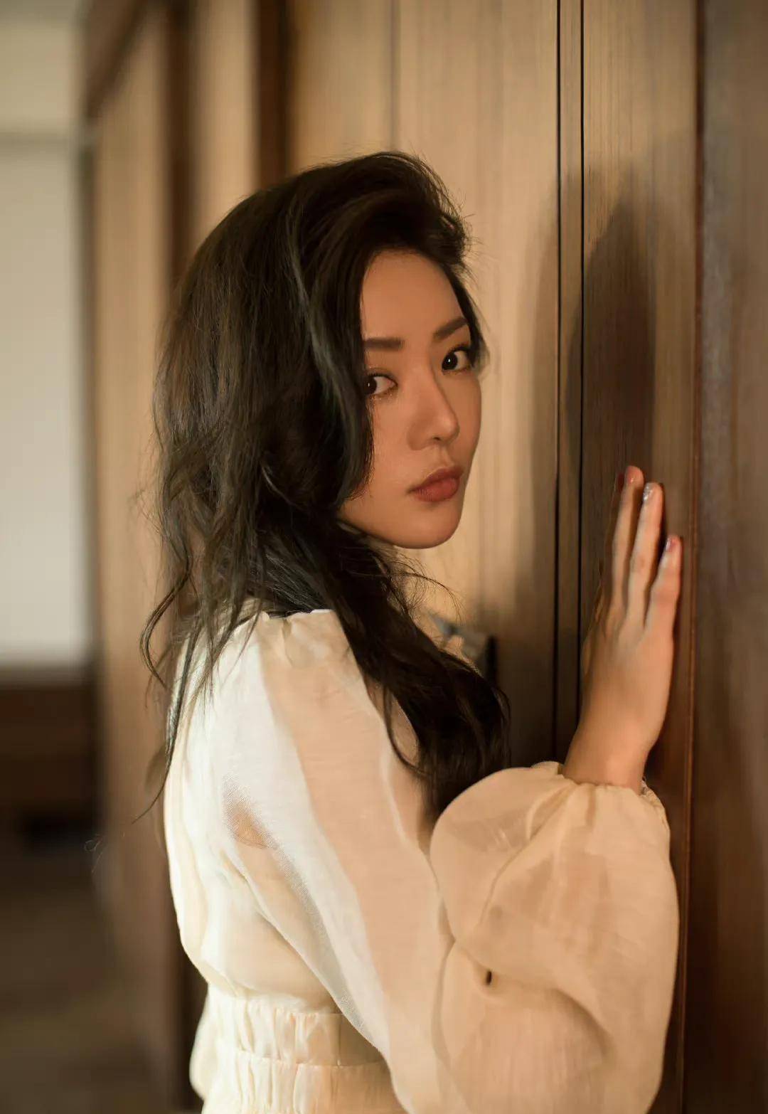 "唐悠悠"邓家佳:有过一段婚姻,39岁结婚随缘_于岩_男友_戒指