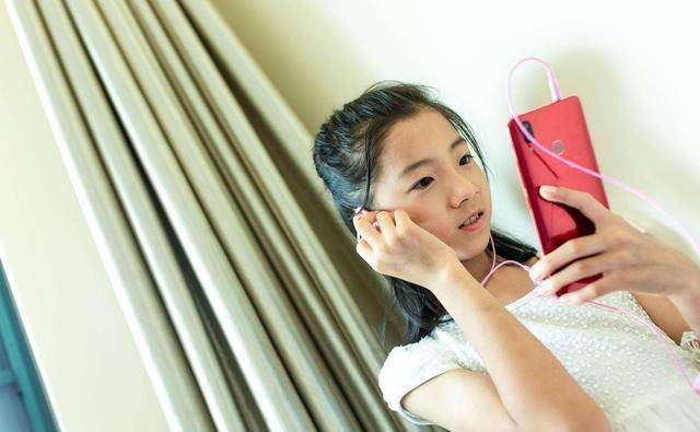 12岁少女"来初潮",白裤红了自己浑然不知,路人阿姨行为太暖心_孩子