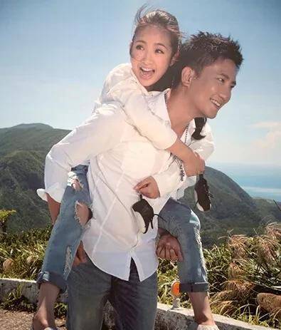 林依晨晒自拍庆祝40岁生日,郑元畅留言祝福,被夸很有熟男魅力_隔离