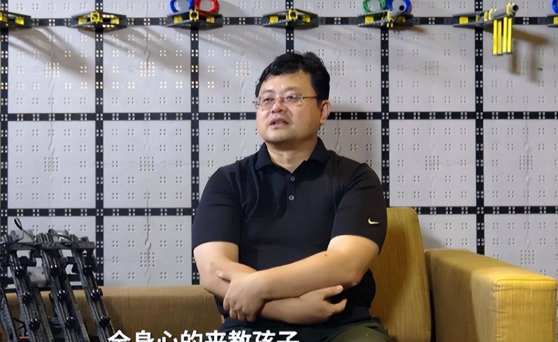 他只是一位孩子的父亲,而让何烈胜出名的,就是他的鹰试教育.