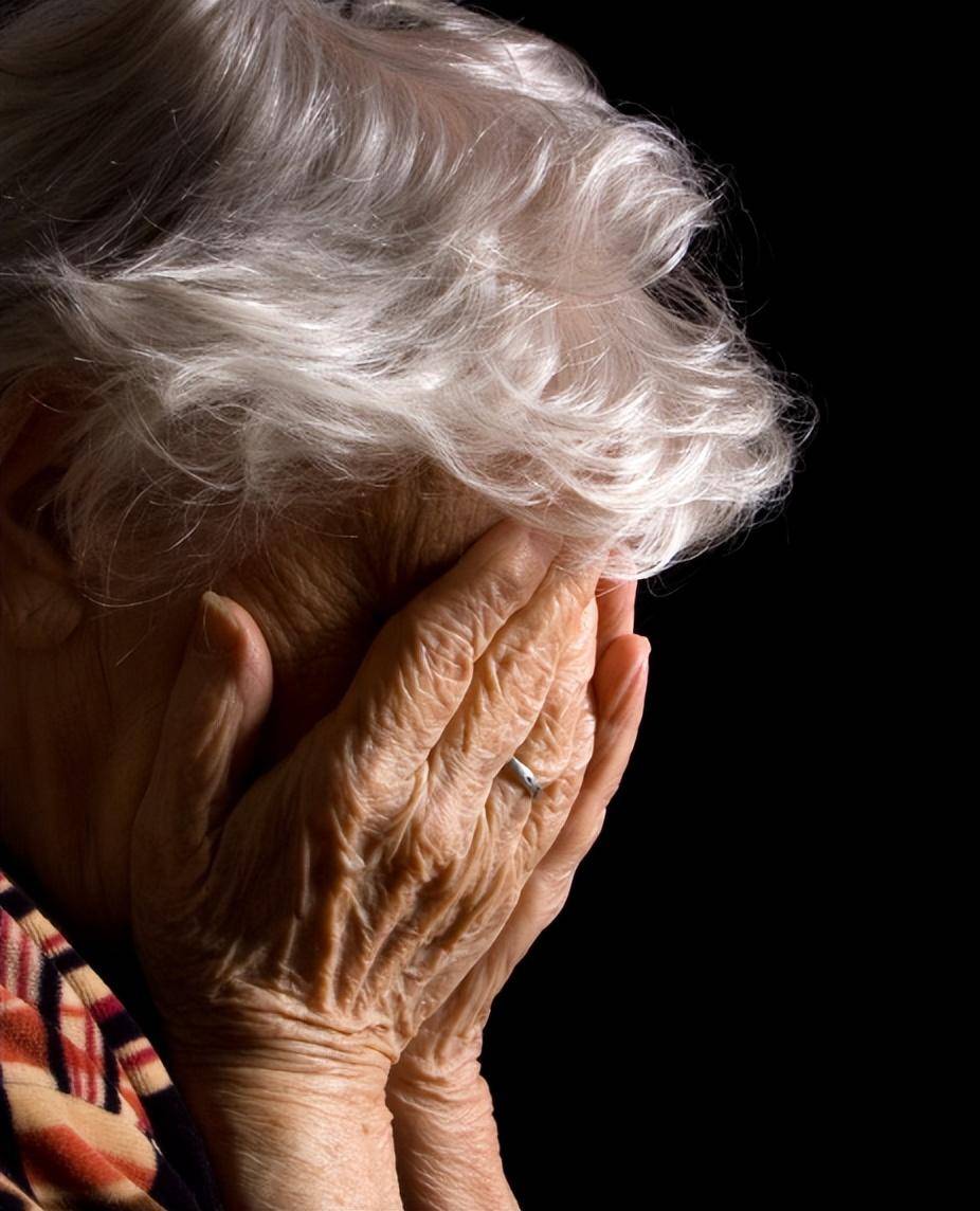 退休金和存款都给了儿子,晚年生活可怜又可悲_老伴_阿姨_电话