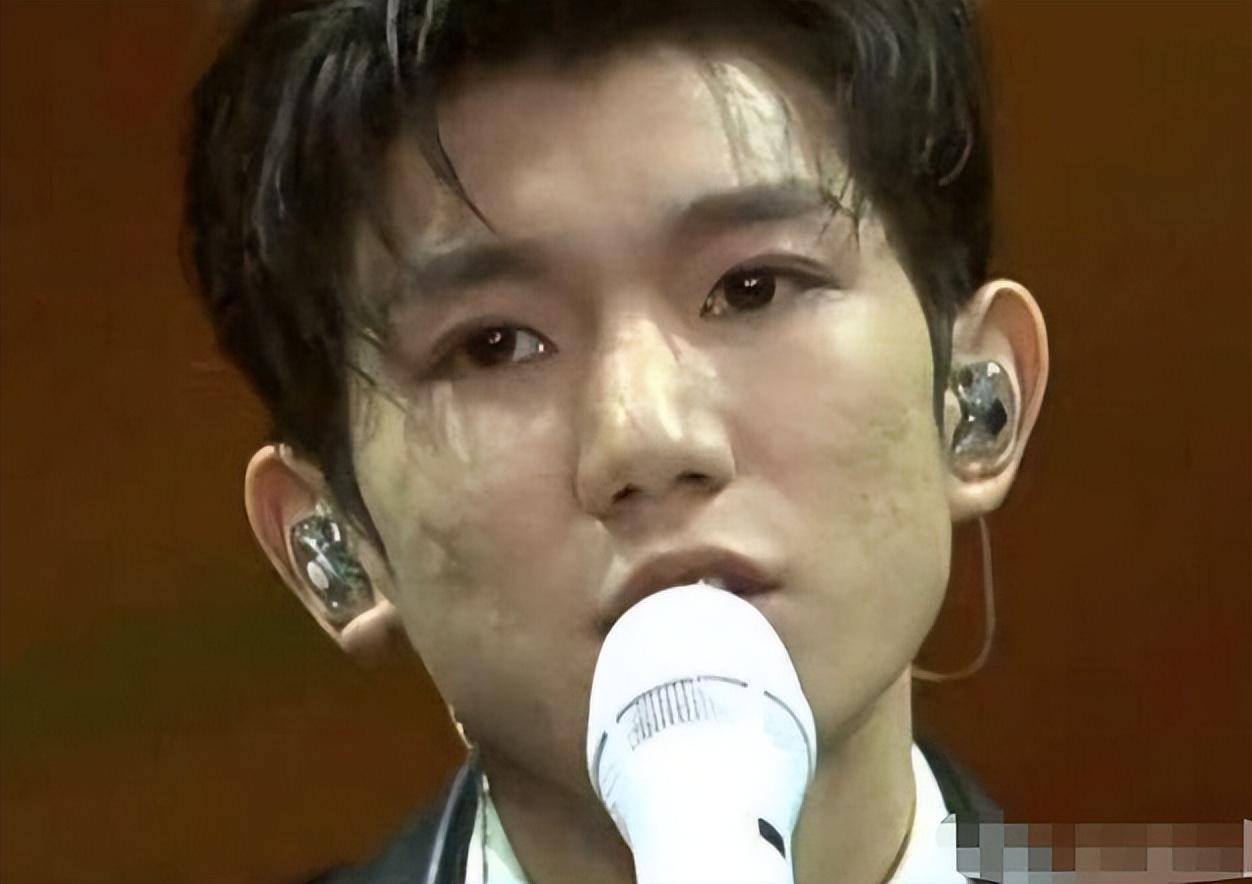 当时19岁的王源在日料店夹着香烟"吞云吐雾",一副老烟民的样子在内娱