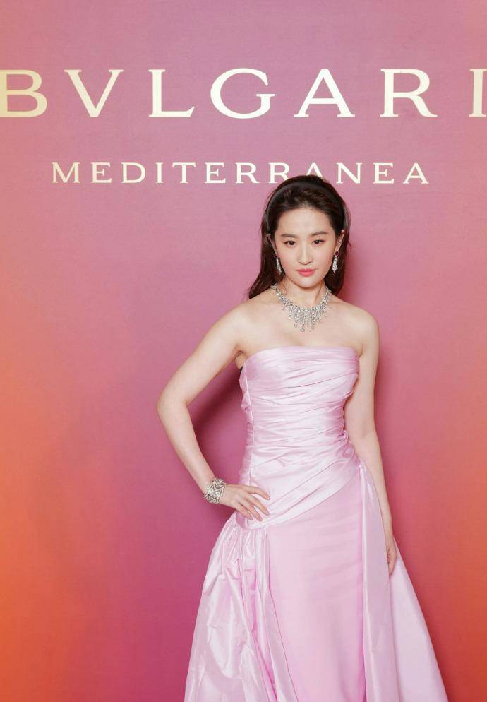 戛纳红毯一片狼藉!隔壁威尼斯吃饭,刘亦菲清纯,刘嘉玲霸气!