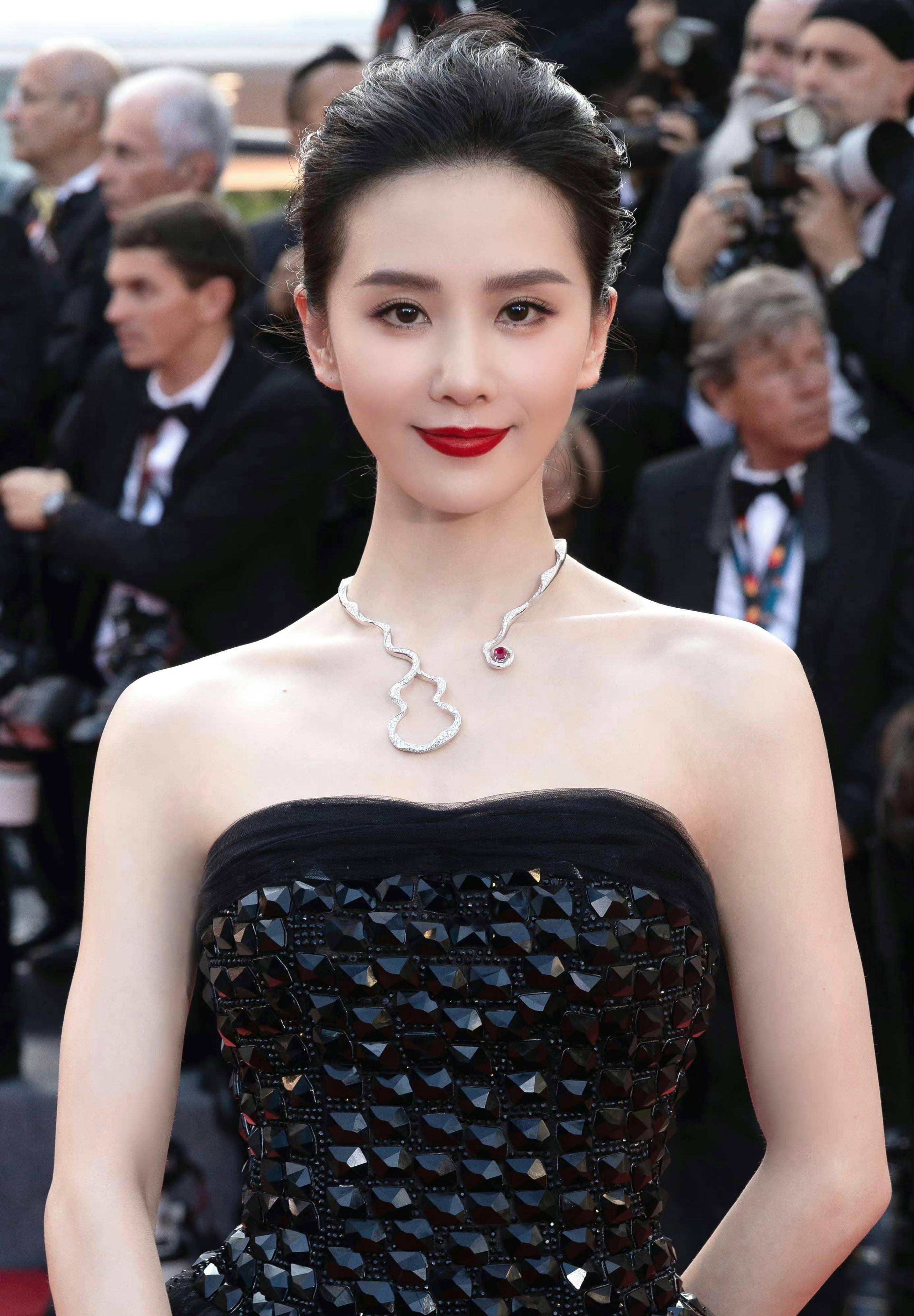 戛纳之夜:"黑金天鹅"刘诗诗红唇黑裙横扫众人,成为红毯上最美的明珠