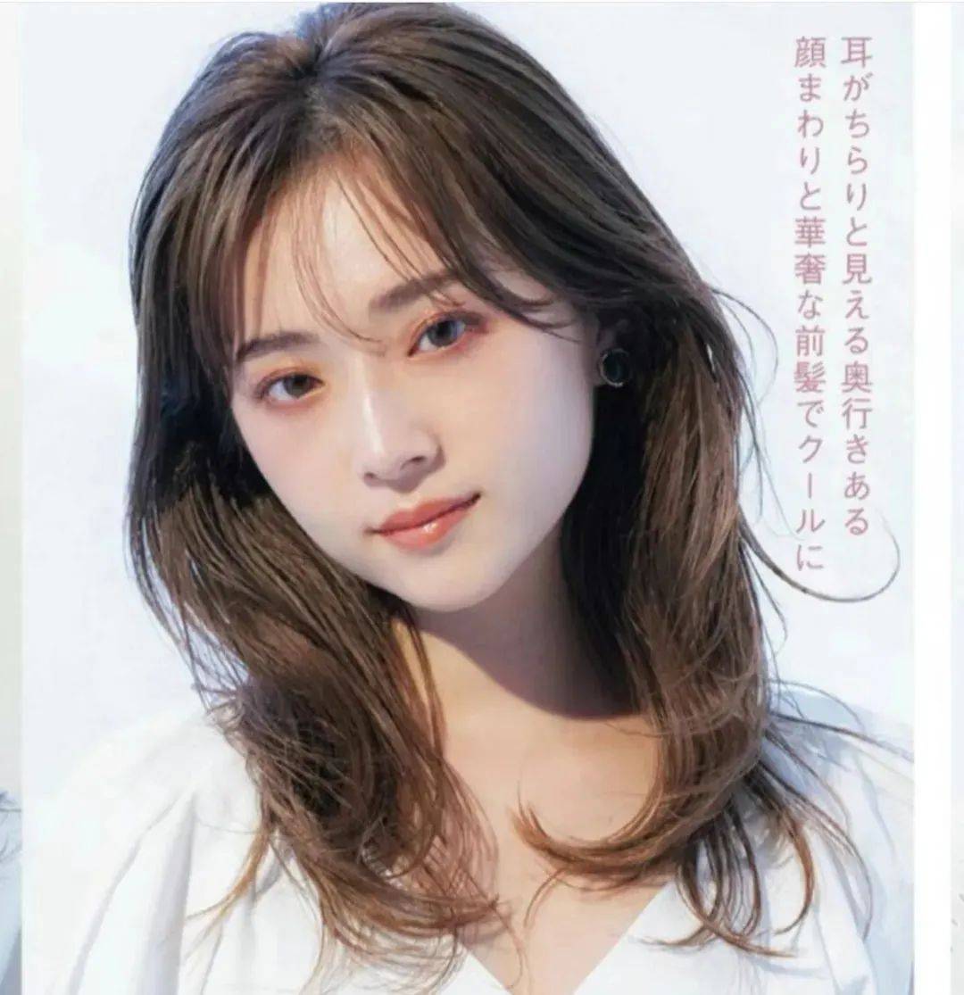 偏分刘海不仅可以修饰头顶的发际线还可以为发量较少的女性加分