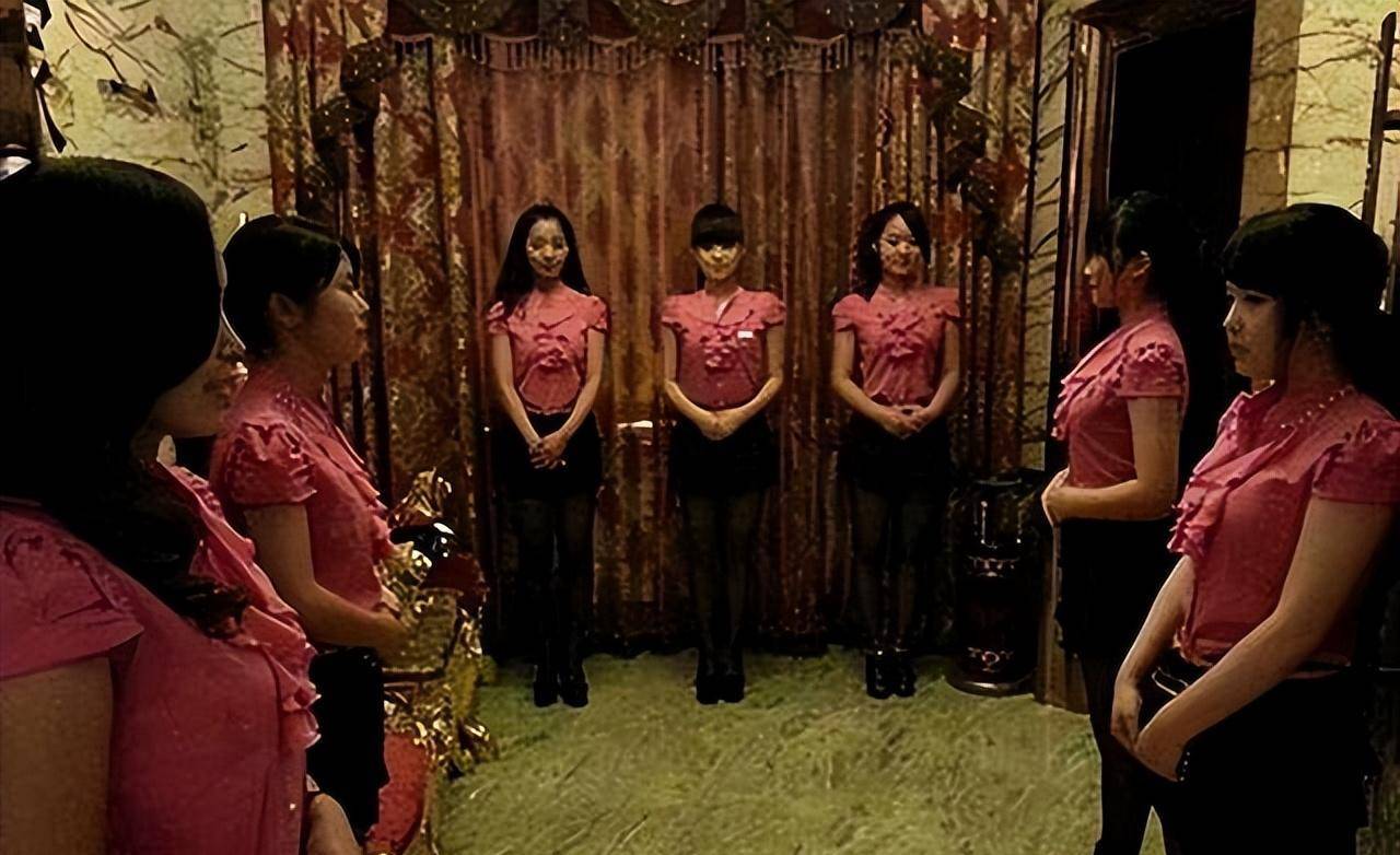 郑州"皇家一号":女公关举止模仿空姐,被查时动用十五