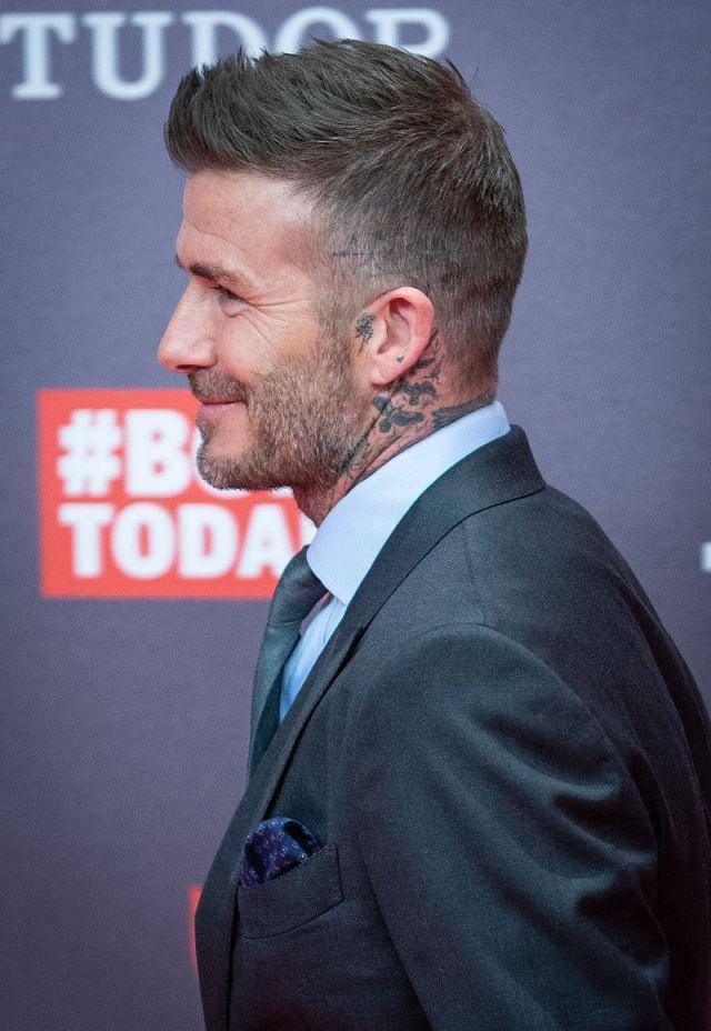 44岁贝克汉姆工整西装亮相展会,人到中年帅气依旧,尽显男人魅力_退役_