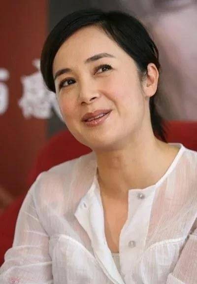 蒋雯丽50岁了,依然英俊潇洒,能保持这样的身材真是太好了,知识分子惑