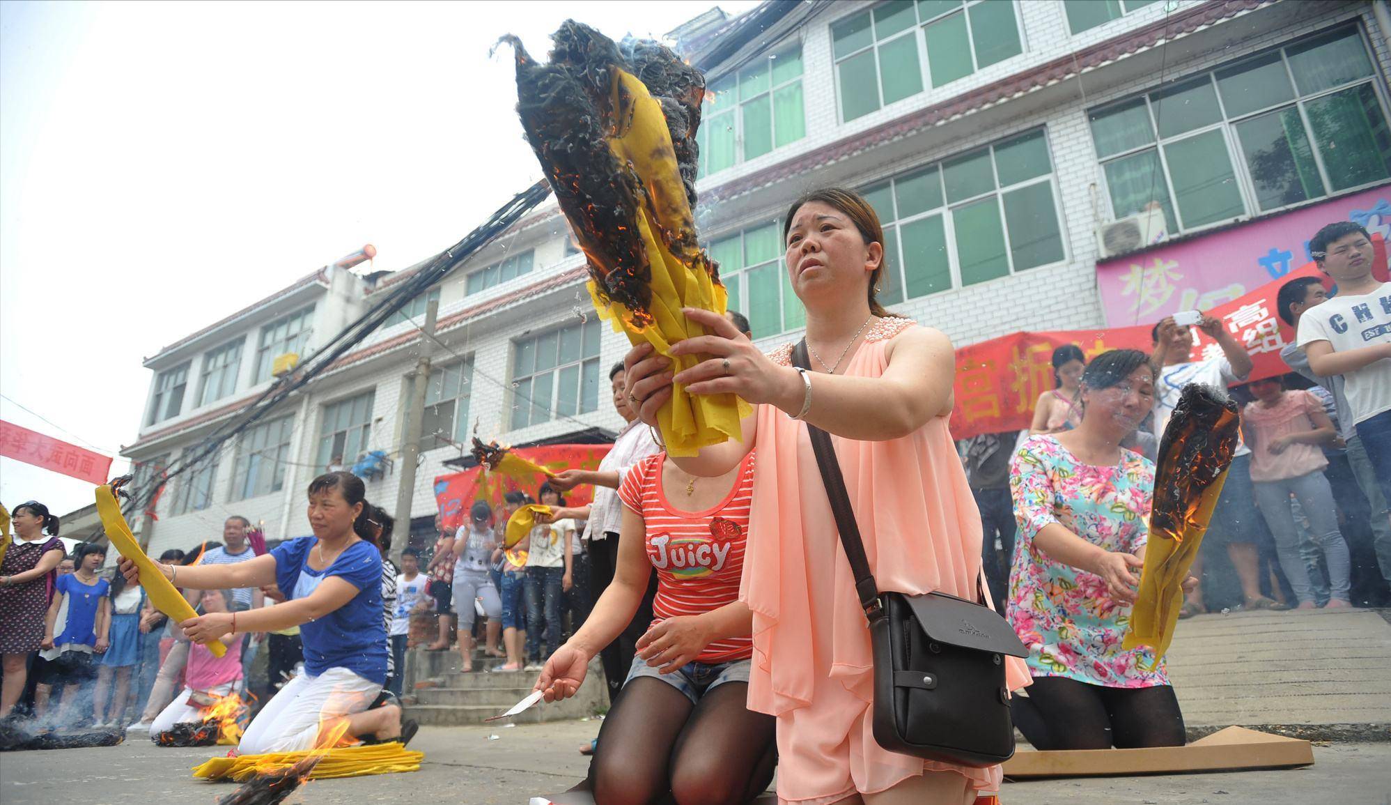 烧纸习俗流传几千年,清明为什么要祭拜先人,难道只是因为迷信?
